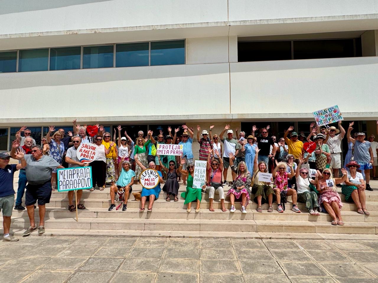 Supporters gathered outside Câmara Municipal de Lagos on 19 August.
